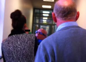 [VIDEO] Czy polskie dziecko to plecak? Tak sugeruje niemiecki sędzia, który wyrzucił dziś z użyciem policji redaktora Patriot24.net z niemieckiego sądu! Czy chce pozostawić polskiego chłopca w Niemczech u prostytutki, której polski Sąd odebrał prawa?