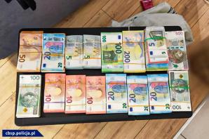 [VIDEO] Kolejne uderzenie w gang przemytników papierosowych. Wielomiesięczna współpraca funkcjonariuszy CBŚP, KAS z brytyjskim oficerem łącznikowym HMRC w Warszawie