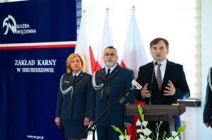 Minister Sprawiedliwości wyróżnił funkcjonariuszy Służby Więziennej za pomoc uchodźcom z Ukrainy