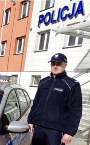 Środa Wlkp.: Policjanci eskortowali dziecko do szpitala. Roczny chłopiec połknął płyn do czyszczenia toalet