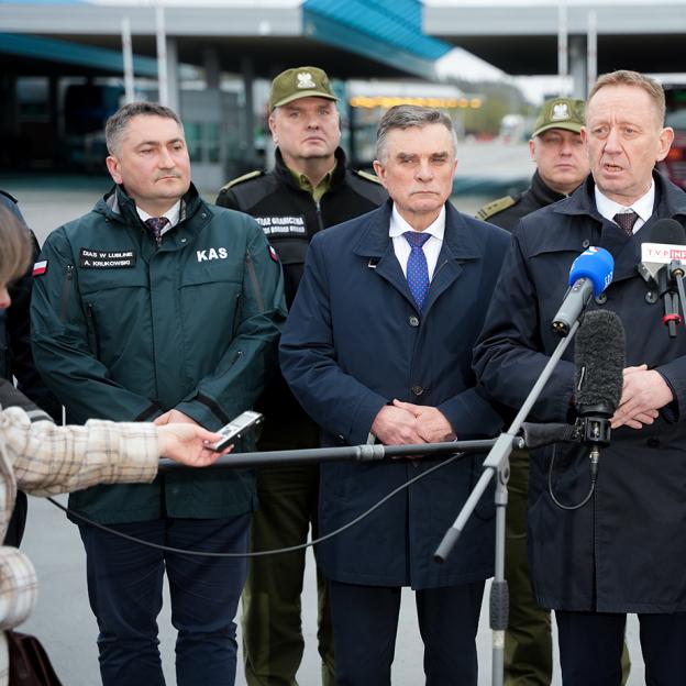Rozmowy polsko-ukraińskie Minister rolnictwa i rozwoju wsi Roberta Telusa wraz z sekretarz stanu Anną Gembicką  na przejściu granicznym w Dorohusku