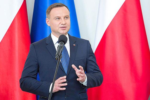 Prezydencka ustawa ws. obniżenia wieku emerytalnego uchwalona
