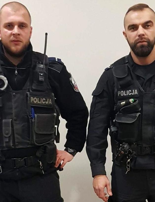 Upadł w mieszkaniu i wołał o pomoc, pomogli Policjanci!