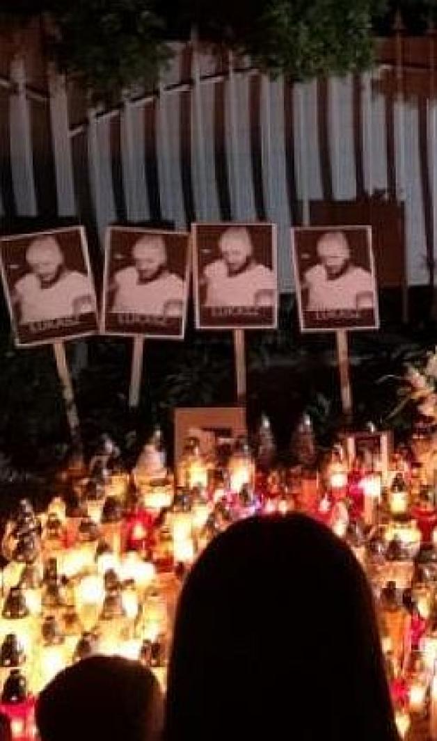 [VIDEO] Mieszkańcy Świętochłowic wzięli udział w marszu milczenia by uczcić pamięć bestialsko zamordowanego Łukasza Porwolika