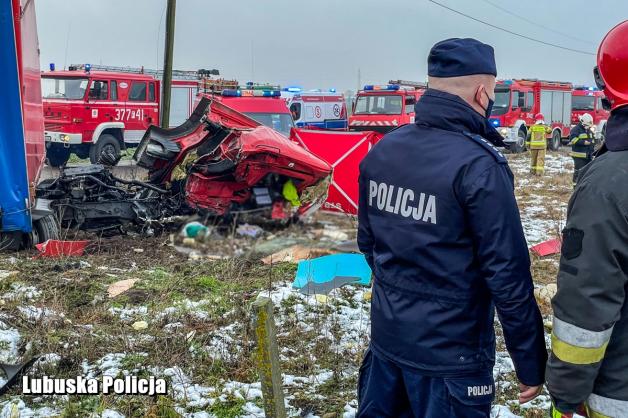 Śmiertelne zderzenie tira z pociągiem. Policjanci wyjaśniają okoliczności wypadku